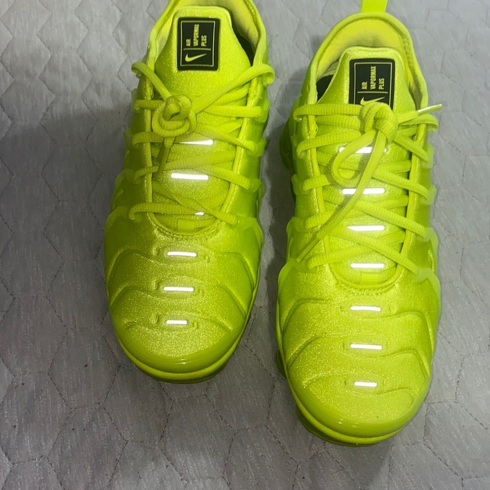 Brand New women Vapormax plus with no original box
